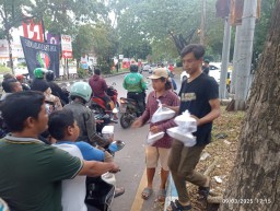 Komunitas Pecinta Vespa Berbagi Paket Takjil Kepada Pengguna Jalan