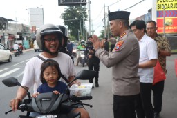 Lebih Dekat Masyarakat, Polresta Sidoarjo Bagikan Takjil Depan Mako