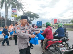 Polsek Krembangan Berbagi Takjil Ramadan, Wujud Kepedulian ke Masyarakat