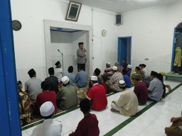 Safari Ramadan: Polsek Kenjeran Gelar Sholat Tarawih Berjamaah dan Himbauan Kamtibmas di Bulan Ramadhan
