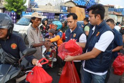 Ramadan Berkah: Satreskrim Polres Pelabuhan Tanjung Perak Berbagi Takjil dan Edukasi Kamtibmas di Surabaya