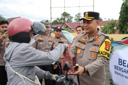 Kapolres Tanggamus dan Jurnalis Bagikan Ratusan Paket Takjil di Tiga Titik Kota Agung Timur