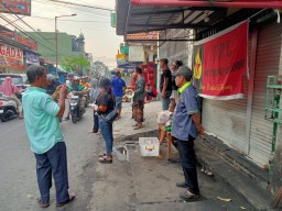 FPL Tebar Berkah Ramadan: Berbagi Takjil untuk Warga di Jalan Jarak, Surabaya