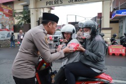 Polres Jember Bagikan 250 Paket Takjil Gratis untuk Masyarakat