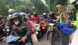 Ditlantas Polda Jatim Melalui Pamin Samsat Surabaya Selatan Berbagi Takjil dan Ajak Masyarakat Tertib Berlalu Lintas