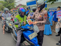 Mudik Aman, Keluarga Nyaman": Polres Jember Pasang Stiker dan Papan Imbauan