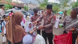 TAKJIL UNTUK ANAK SANTRI TPQ RAUDHATUL QUR’AN OLEH KAPOLSEK GILIMANUK