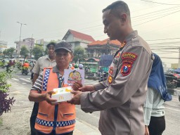 Berbagi Berkah di Bulan Ramadan, Polsek Gedangan Bagikan Takjil dan Stiker Hotline Mudik Polri 110 kepada Pengguna Jalan