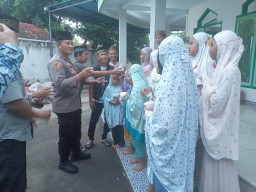 TAKJIL DIBAGIKAN UNTUK SANTRI DI MUSOLAH BAITUR RAHMAN KELURAHAN GILIMANUK