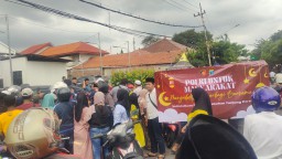 Polres Pelabuhan Tanjung Perak Bagikan 200 Takjil Menjelang Idul Fitri 1446 H di Serambi Ampel Surabaya