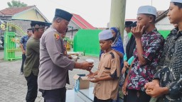 POLSEK KAWASAN PELABUHAN GILIMANUK BAGIKAN TAKJIL KEPADA UMAT MUSLIM DI MUSHOLA NURUL HUDA