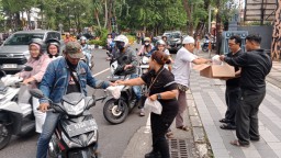 Kebersamaan di Bulan Suci, AWS Bagikan Takjil Gratis di Surabaya