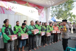 Bazar Ramadhan Presisi dan Baksos Ramadhan Polres Jember dan Bhayangkari: 100 Paket Sembako untuk Driver Ojek Online