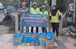 Alumni SMA Negeri 8 Surabaya Gelar Aksi Berbagi Takjil selama Bulan Ramadan