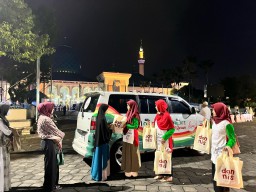 OWOJ dan Dannis Bagikan Ribuan Bingkisan Lebaran