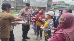POLSEK KAWASAN PELABUHAN GILIMANUK GELAR BAKTI SOSIAL RAMADHAN, BAGIKAN TAKJIL KEPADA WARGA