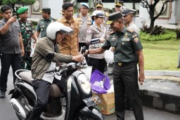 Sinergi TNI-Polri di Bulan Ramadan, Pangdam Udayana dan Kapolda Bali Bagikan Takjil