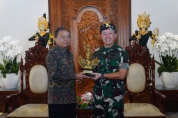 Pangdam IX/Udayana Mayjen Piek Budyakto Silaturahmi dengan Gubernur Bali