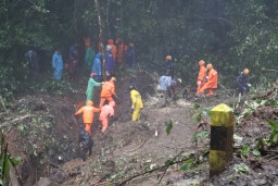 Gotong Royong Polisi Bersama TNI dan BPBD Tangani Longsor Pacet Mojokerto