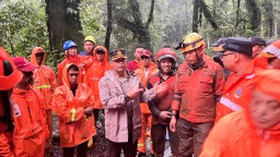 Cuaca tidak mendukung, Polisi dan Tim Evakuasi Sempat Tunda Pencarian Korban Longsor di Pacet