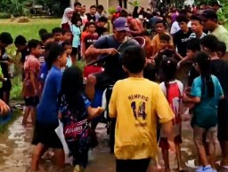 Di Balik Tabur Ikan Gogoh Bupati Pringsewu ada Aksi Protes Jalan Rusak Tidak Di Perbaiki Warga Tabur Ikan