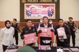 Satreskoba Polres Jombang Berhasil Mengamankan 5 Orang Tersangka Pengedar Sabu ( 2 TKP ) yang Berbeda