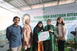 Fatma Gus Ipul Serahkan Bantuan Terapi Anak Disabilitas di Sidoarjo