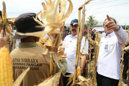 Kapolsek Gilimanuk Jalin Komunikasi Lewat “Jumat Curhat” Bersama Sopir dan Pengguna Jasa Pelabuhan