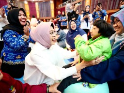 Fatma Gus Ipul Sapa dan Beri Bantuan Anak-Anak Penyandang Penyakit Langka