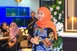 Gubernur Khofifah Siap Urus Penerbitan Ulang Ijazah Pekerja yang Ditahan