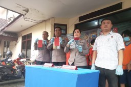 Polsek Gayungan Tangkap Lima Pemain Judi Online