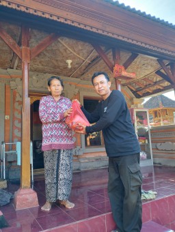 Sambut Galungan dan Kuningan,Wayan Sudiasa Berbagi Paket Sembako