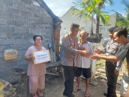 Kapolsek Gilimanuk Tunjukkan Kepedulian, Salurkan Bantuan Tali Kasih kepada Warga Kurang Mampu di Asri Barat.