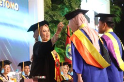Unitomo Wisuda 958 Lulusan