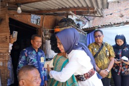 Peduli Warga Tidak Mampu, Wakil Bupati Sidoarjo Lakukan Sidak Perbaikan RTLH Di Desa Kletek