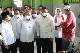 Wabup Sidoarjo Dampingi Menko Pangan Zulkifli Hasan dalam Peninjauan ke Koperasi Merah Putih Tambak Rumput Laut