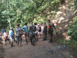 Personel Koramil 1623-02/Abang Bersama BPBD Tanggap dan Sigap Tangani Longsor di Desa Bunutan
