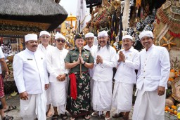 Simakrama Spiritual Pangdam Mayjen Piek ke Pura Besakih dan Ulun Danu Batur