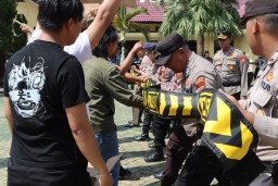 Polres Tanggamus Gelar Simulasi Pengamanan Unjuk Rasa Jelang May Day