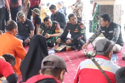 Forkopimda Sidoarjo Makan Nasi Kotak Bareng Ribuan Buruh