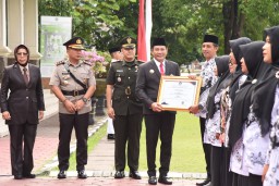 Hari Pendidikan Nasional, Bupati Subandi Serahkan Penghargaan Kepada Guru dan Siswa