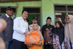 Bupati Sidoarjo Subandi Kembali Bantu Warga Renovasi Rumah