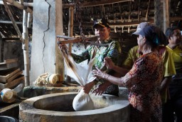 Sidak ke Produsen Tahu di Krian, Bupati Subandi Tawarkan Solusi Alternatif