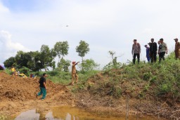 Mitigasi, Kapolres Sumenep Cek Lokasi Tanggul Jebol di Desa Patean