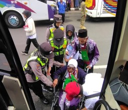 Sigap dan Tulus, Polwan Polres Bojonegoro Dampingi Calon Haji Lansia Menuju Bus