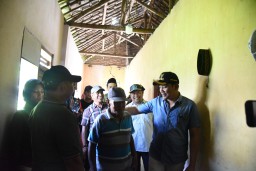 Bupati Sidoarjo Sidak Rumah Tak Layak Huni di Desa Sebani Tarik, Komitmen Segera Perbaiki