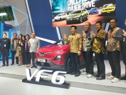 VinFast Tampilkan VF 6 Versi Setir Kanan untuk Pertama Kalinya di Indonesia pada Ajang IIMS Surabaya 2025