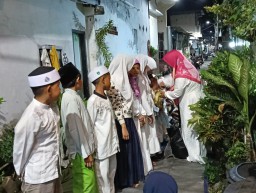 Pimpinan Redaksi Datacyber.id Gelar Tasyakuran Ulang Tahun Istri dengan Santunan Anak Yatim
