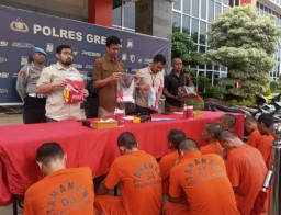 Polres Gresik Ungkap 15 Kasus dengan Mengamankan 22 Tersangka