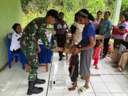 Satgas Pamtas Yonif 741/GN Dampingi Posyandu dan Bagikan Bubur Kacang Hijau di Perbatasan Belu
